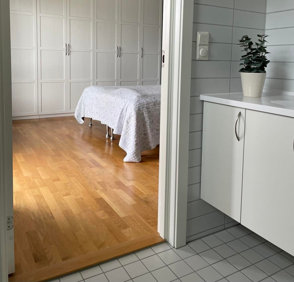Master bedroom med eget bad og utgang til terrasse Galleribilde