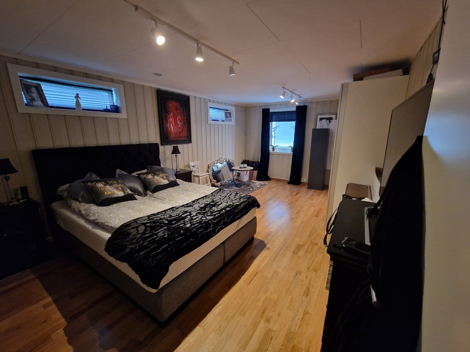 Dette soverommet blir til to rom og totaloppusset med nye overflater og downlights. (De smale vinduene skiftes ut til større), og det blir en egen gang inn med en dør rett fram til det største rommet og en dør til venstre til det minste rommet. Galleribilde