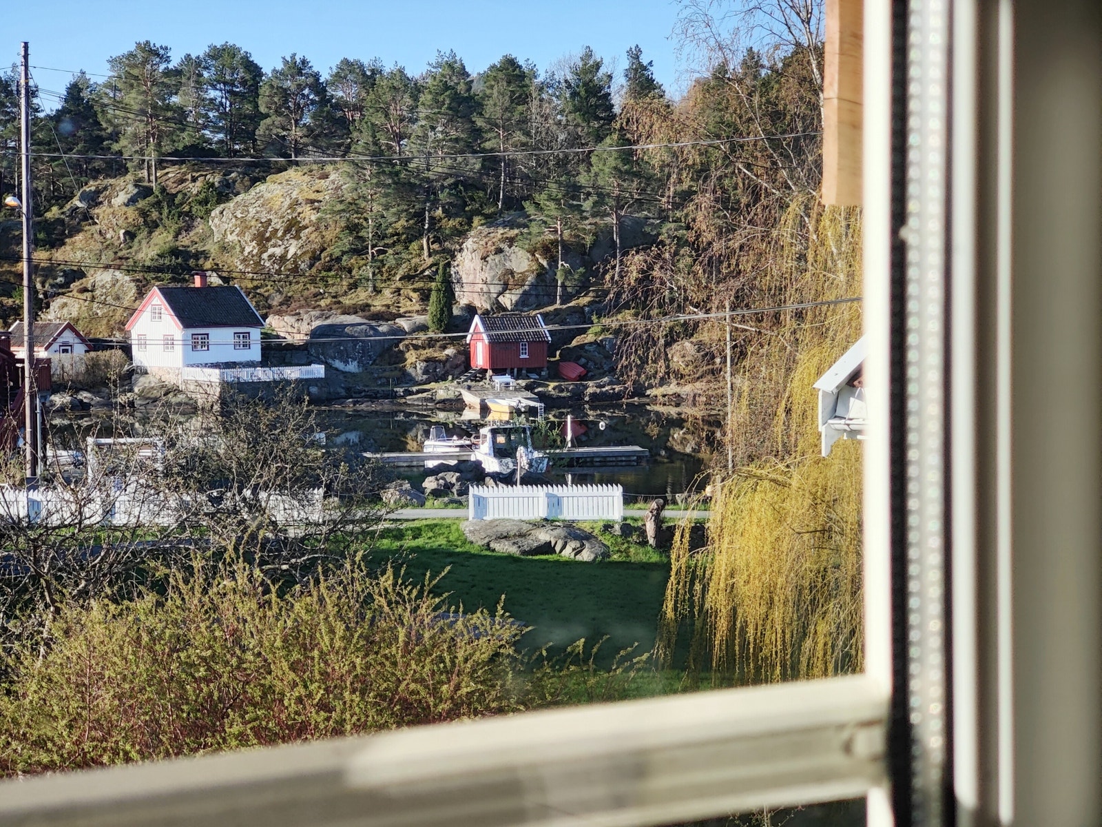 Utsikt til Bastvika fra stuevindu Galleribilde