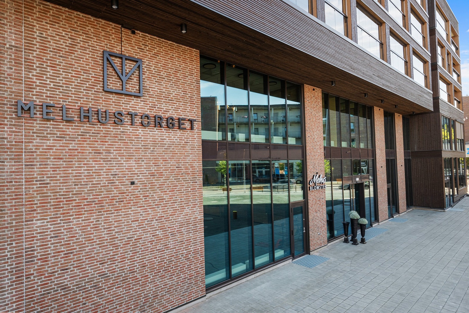 I Melhus sentrum vil du bl.a. finne flere dagligvarebutikker, treningssenter og Melhustorget (stengt p.t.) som ligger kun et steinkast fra leiligheten din Galleribilde