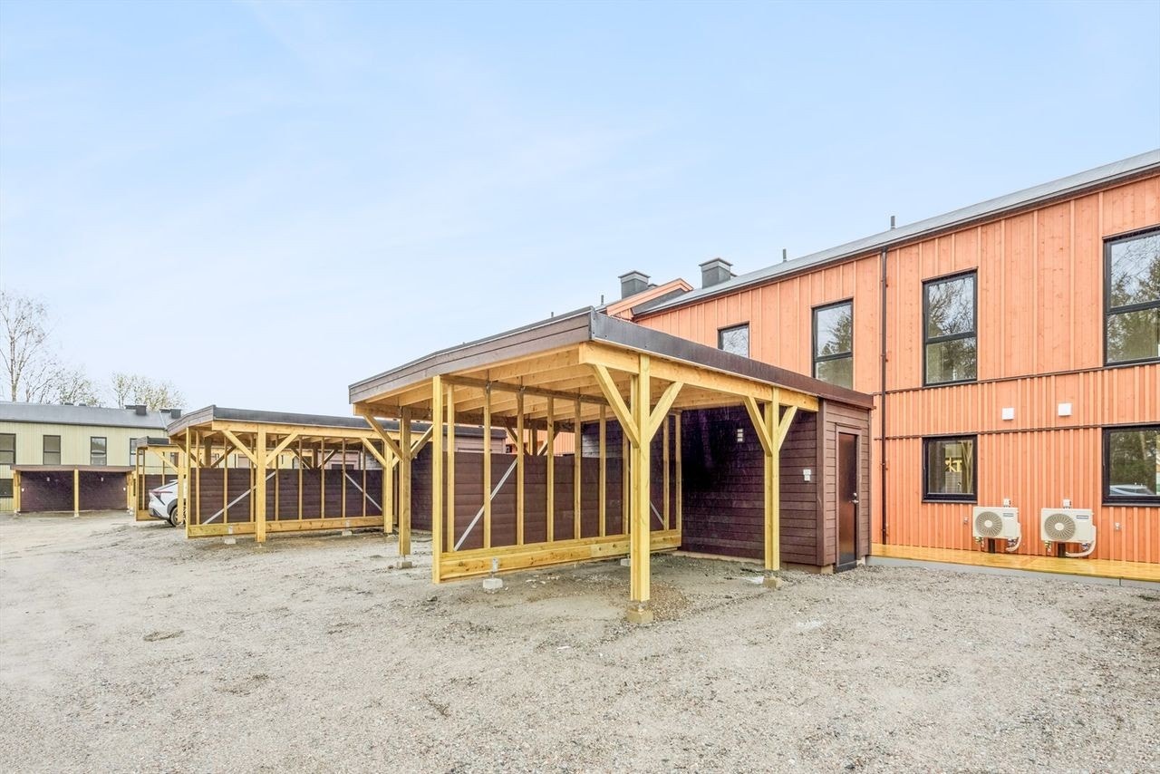 Fasade- Carport rett ved inngang Galleribilde