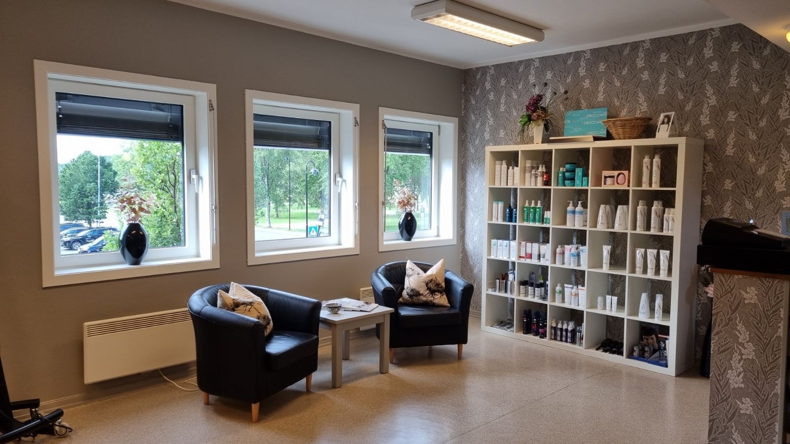 To ventestoler og salgshylle Galleribilde