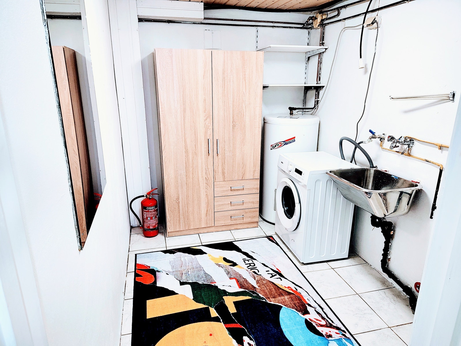 Romslig vaskerom og garderobe. Galleribilde