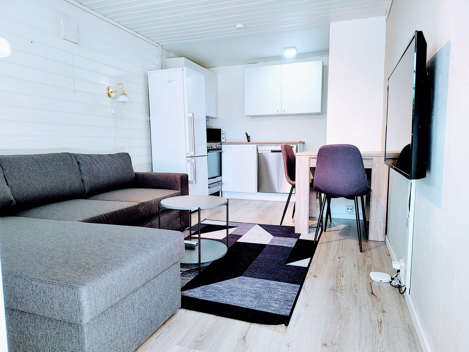 Stue fra annen vinkel med åpen kjøkkenløsning. Galleribilde