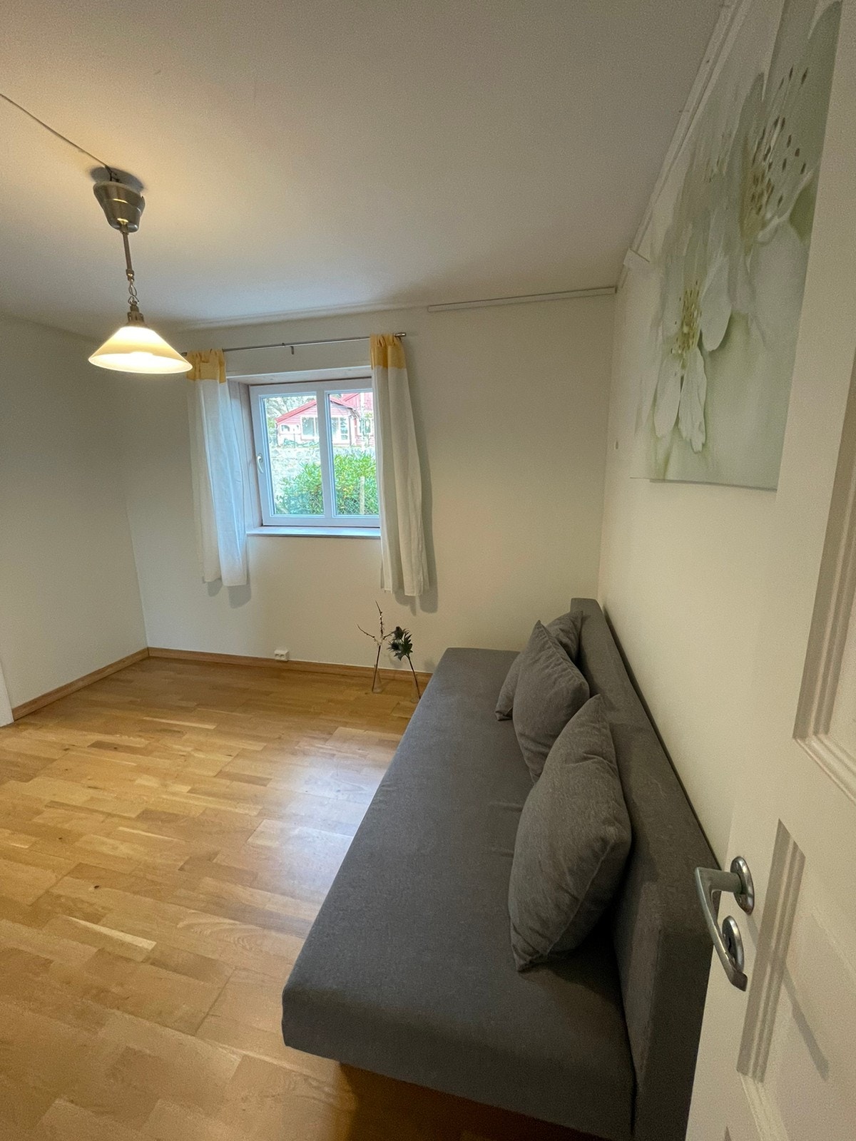 Del av lekker stue. Parkett. Varmekabler. Galleribilde