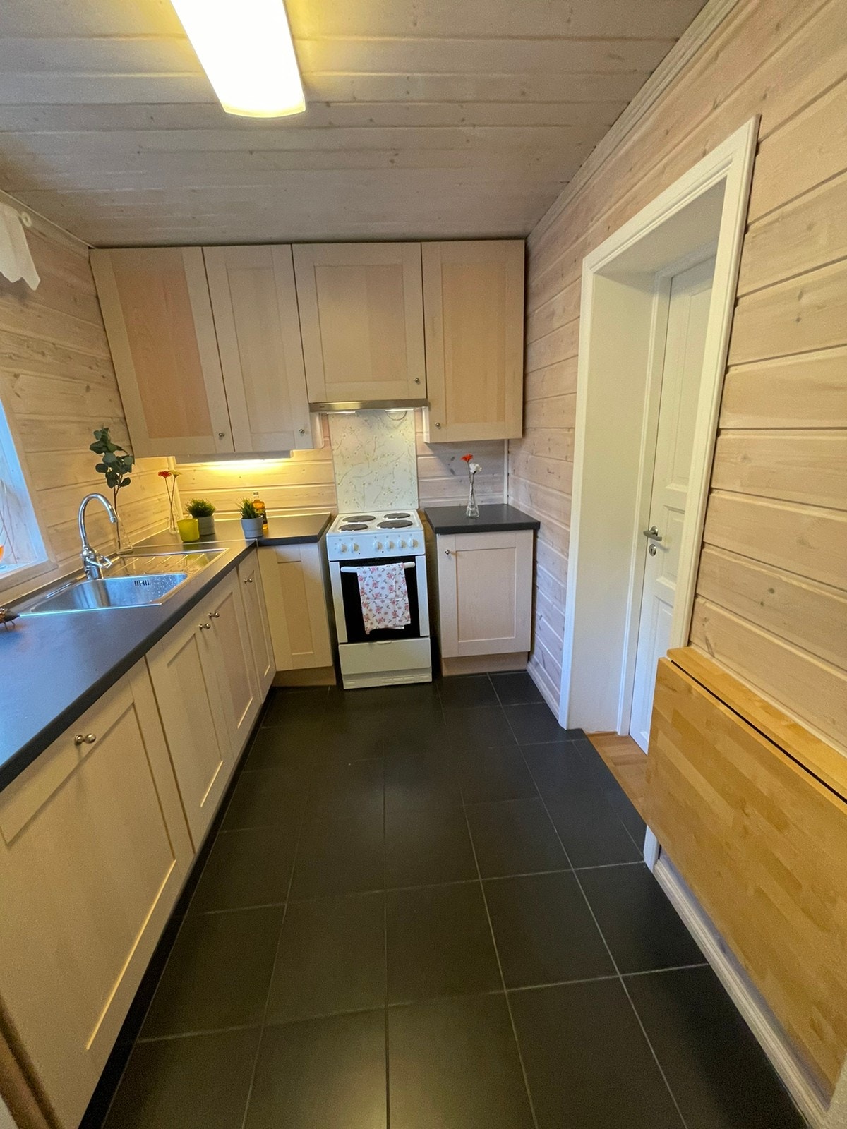 God skapplass og diskplass. Varmekabler i gulvet. Fliselagt gulv. Galleribilde