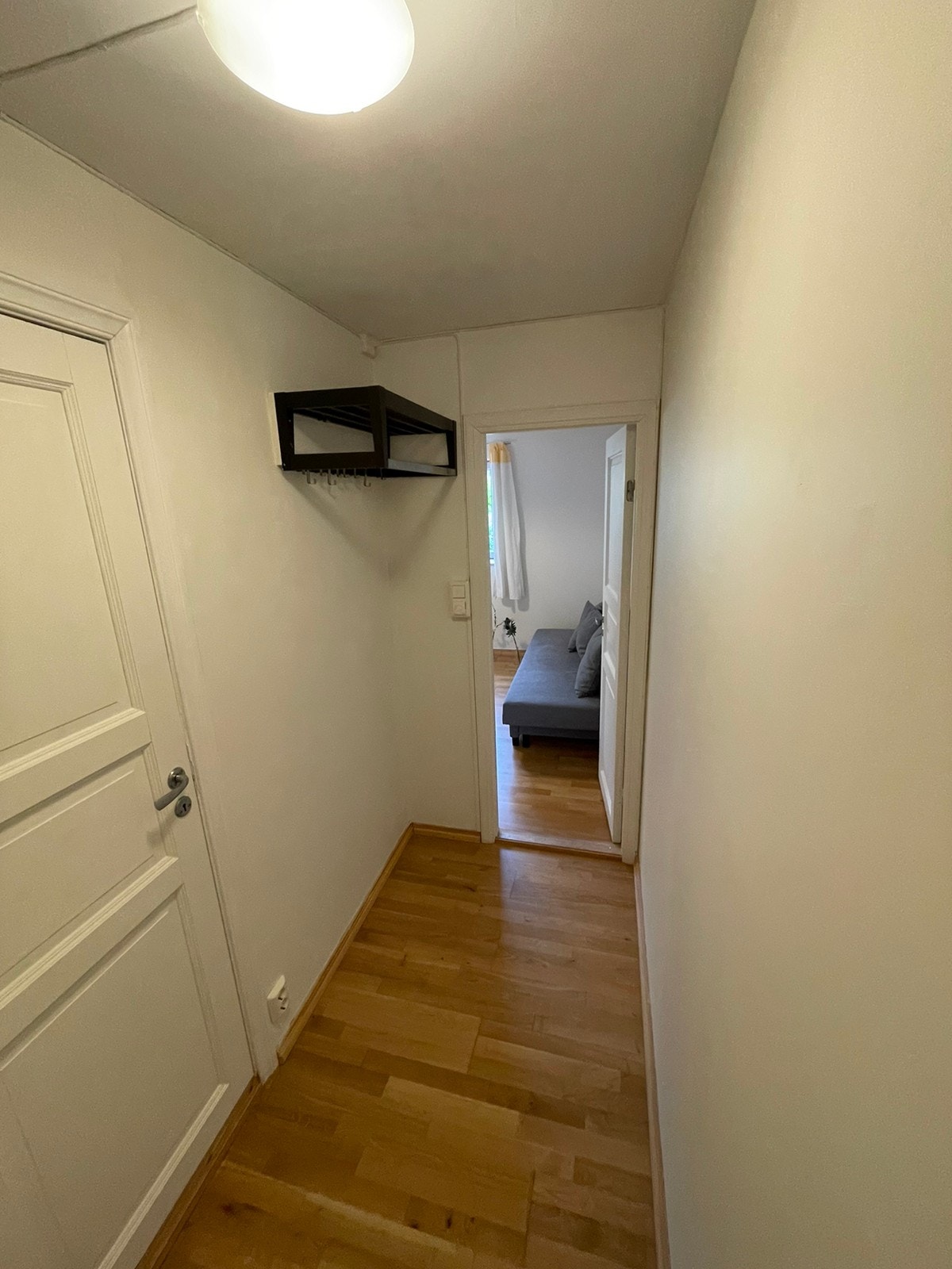 Del av ene gangen. Praktisk oppheng for klær. Parkett. Varmekabler. Galleribilde