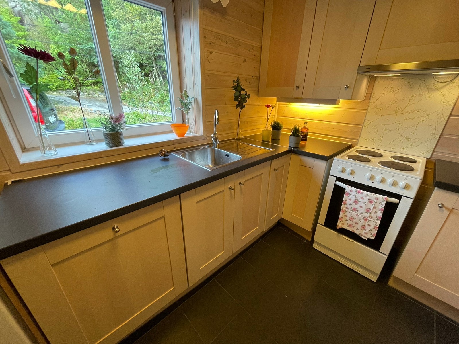 Kjøkken med gode kvaliteter. Kombiskap, oppvaskmaskin, komfyr og kjøkkenvifte. God skap plass. Galleribilde