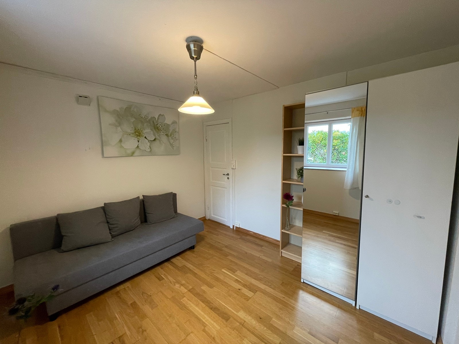 Del av pen stue med parkett og lyse, pene vegger. Varmekabler. Galleribilde