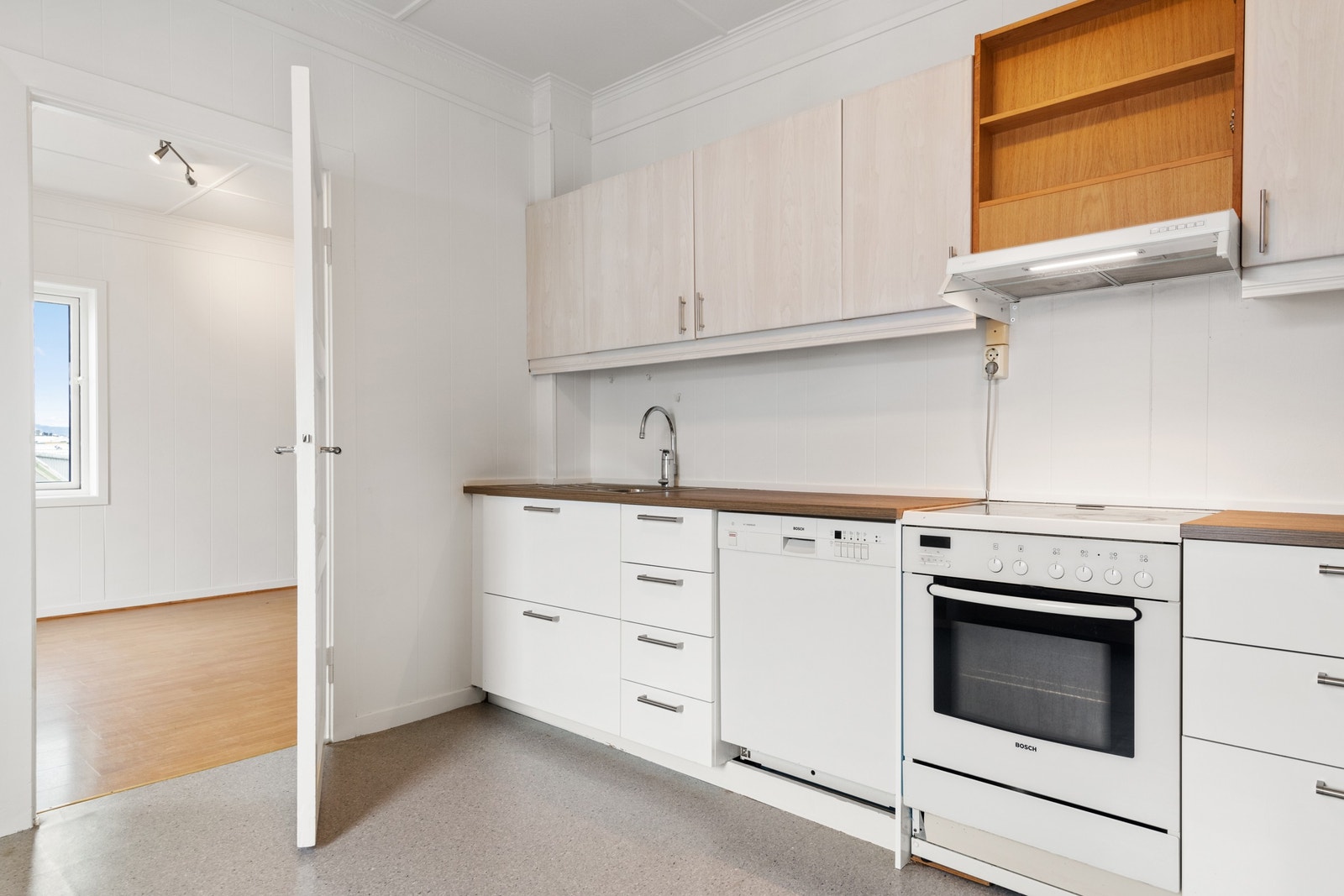 Stort kjøkken med kjøleskap og komfyr Galleribilde