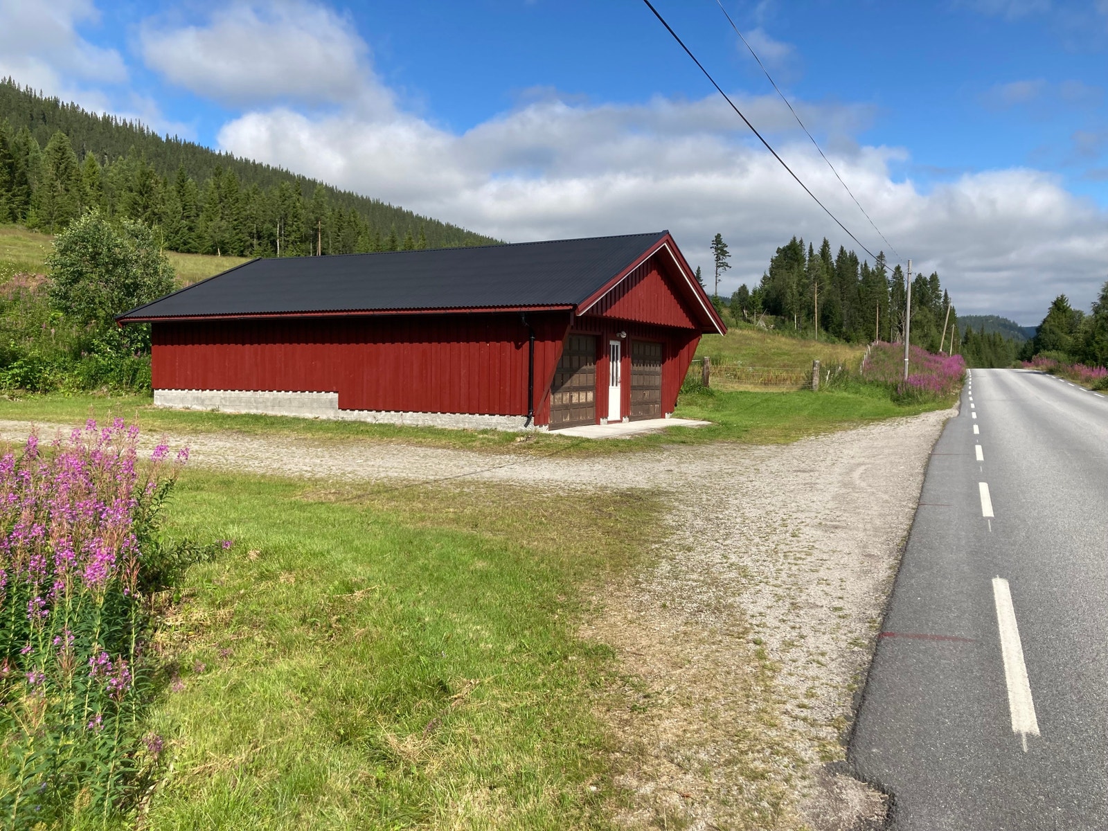 Garasje ved riksvei Galleribilde