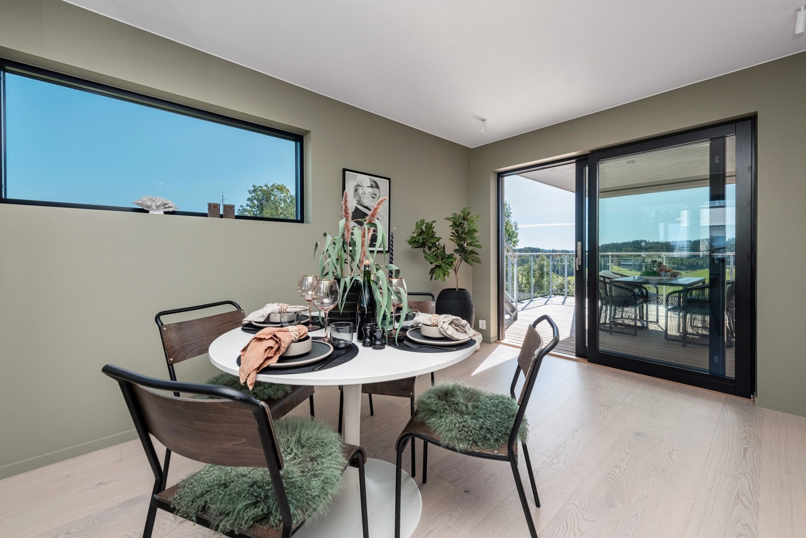 Stor hev/skyvedør med utgang til terrasse Galleribilde