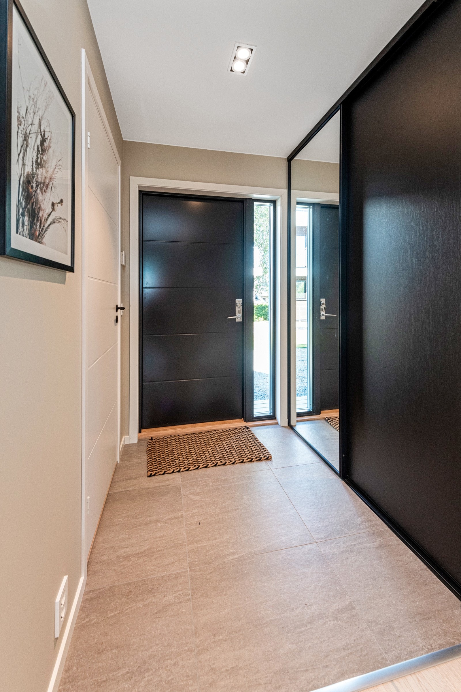 Entre med skyvedørsgarderobe Galleribilde