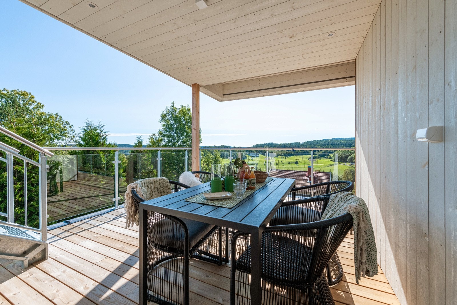 Stor overbygget terrasse med downlights Galleribilde