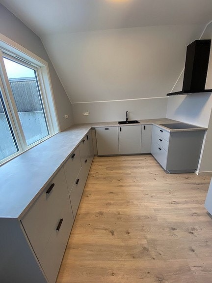 Stort og lyst kjøkken med god innredning Galleribilde