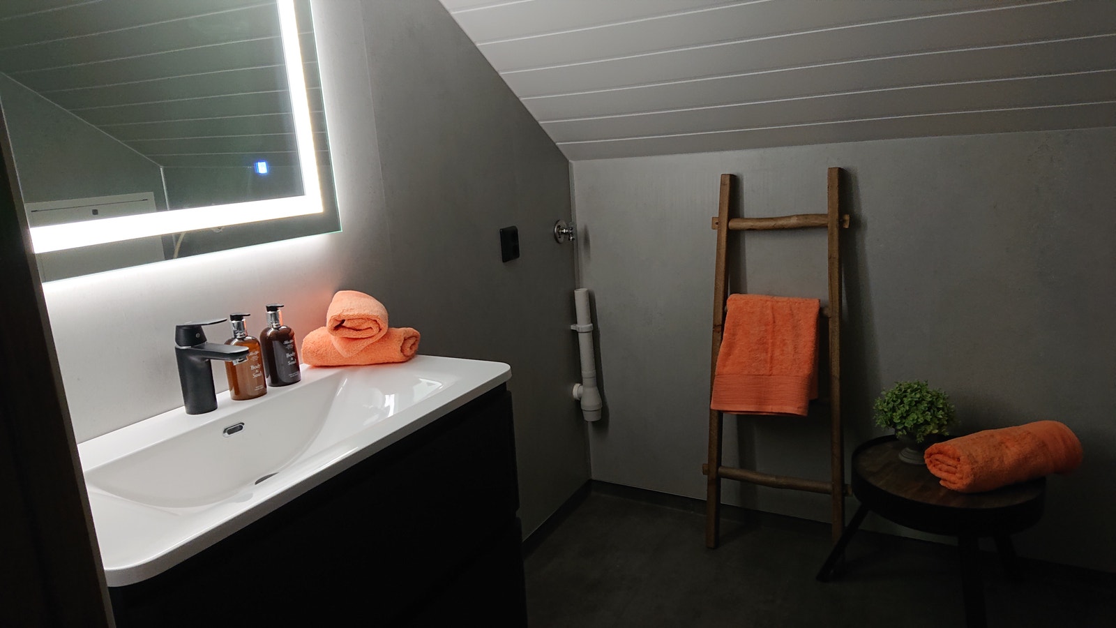 Stort romslig bad med plass til oppbevaring og vaskemaskin. Galleribilde