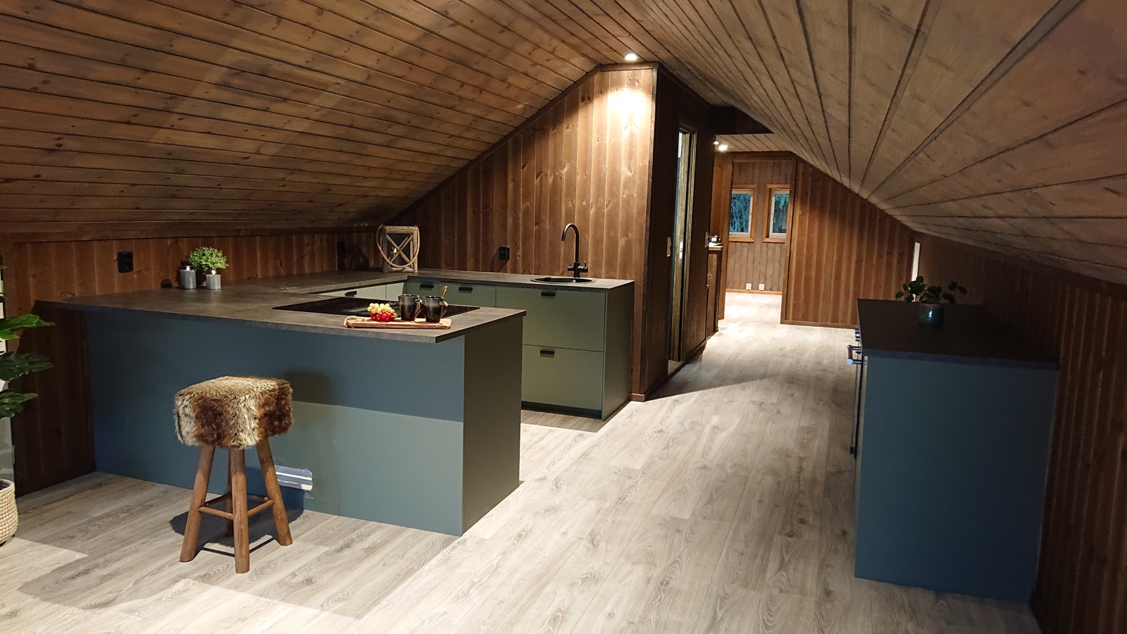 Kjøkken med spiseplass på "øya" Galleribilde