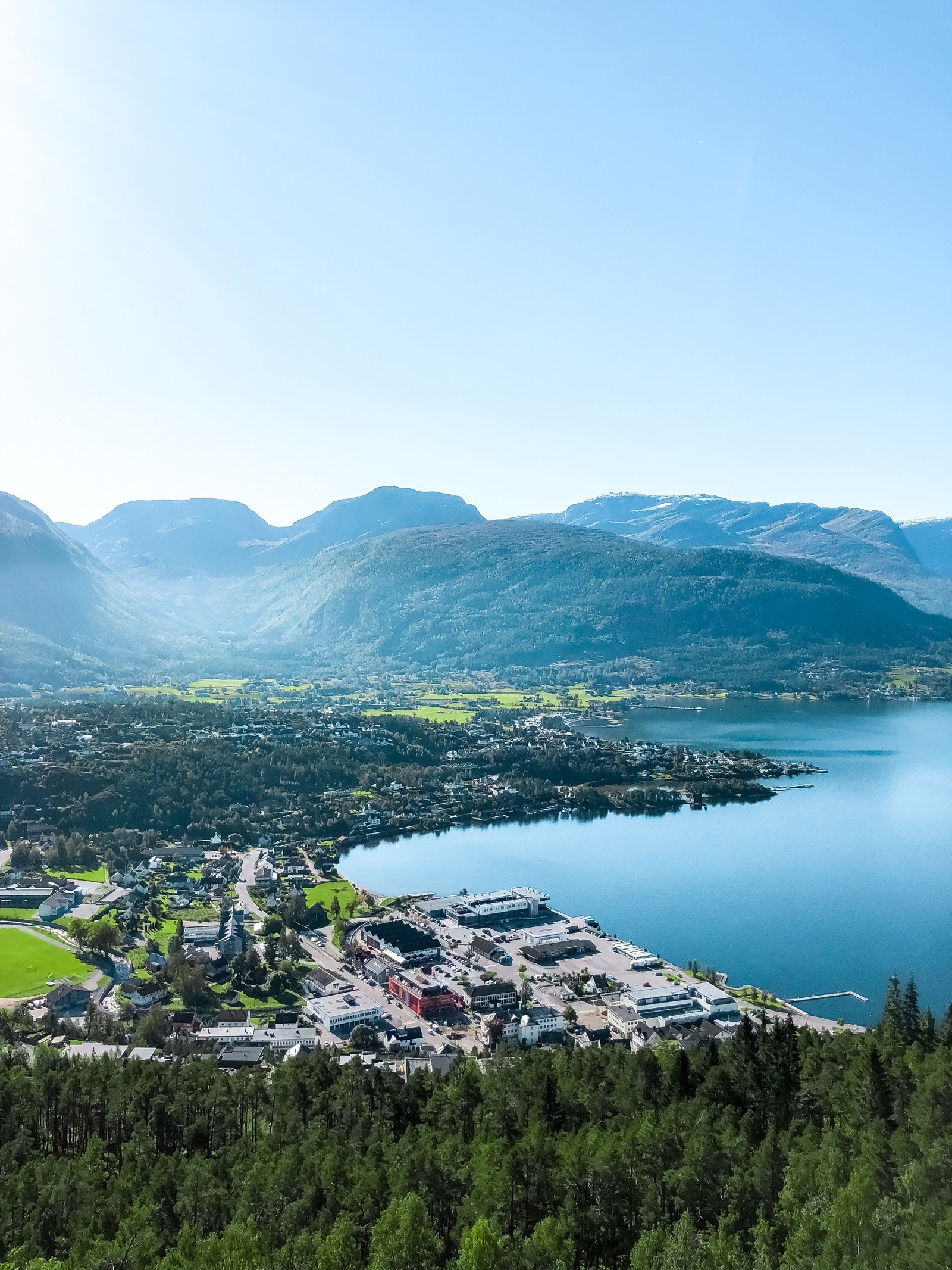 ... og Sandane sentrum med servicetilbod. Galleribilde