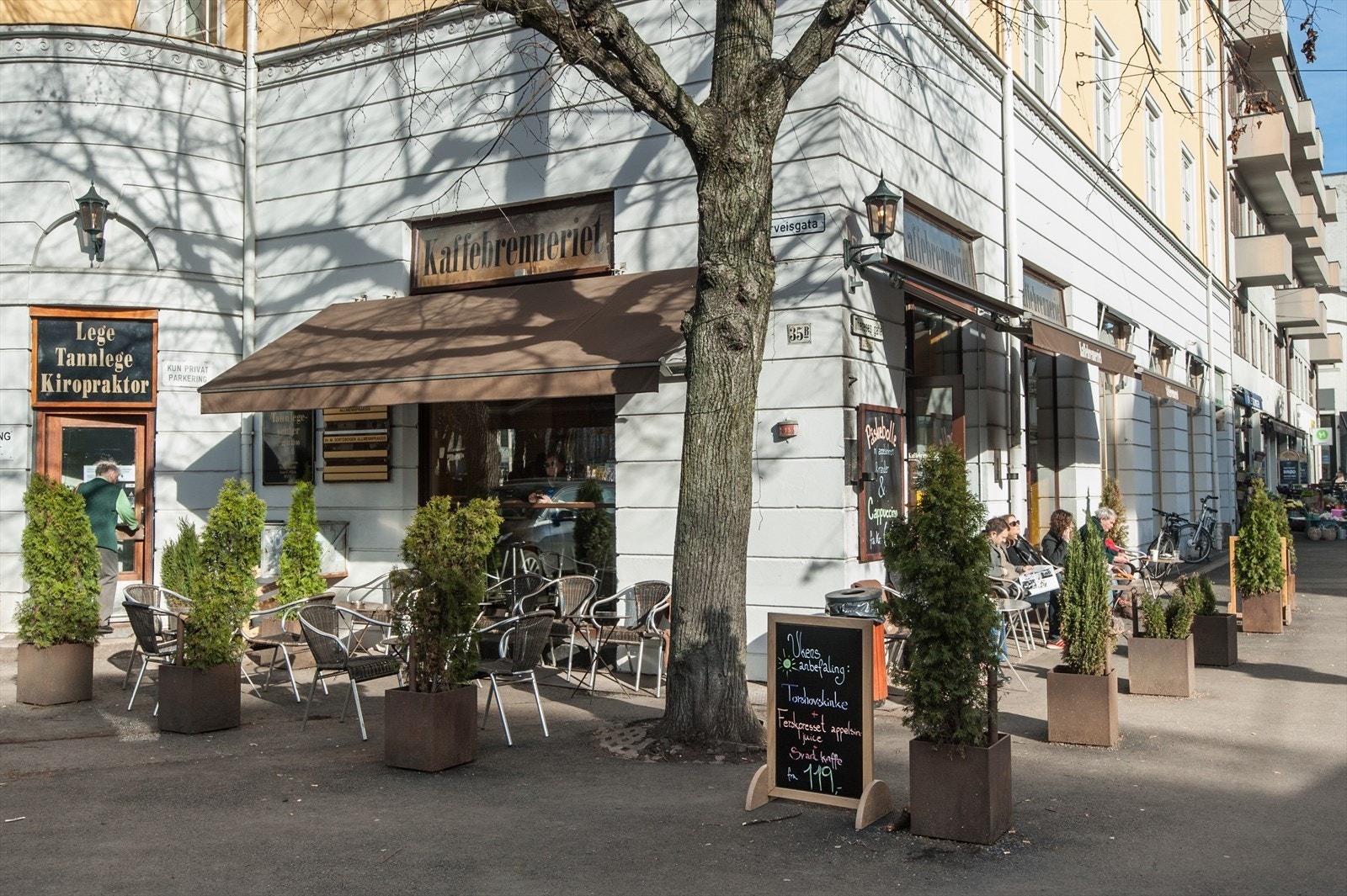 Hvis du ser etter et sted med flere kafeer i nærheten, har du kommet til rett sted (ved inngangspartiet) Galleribilde