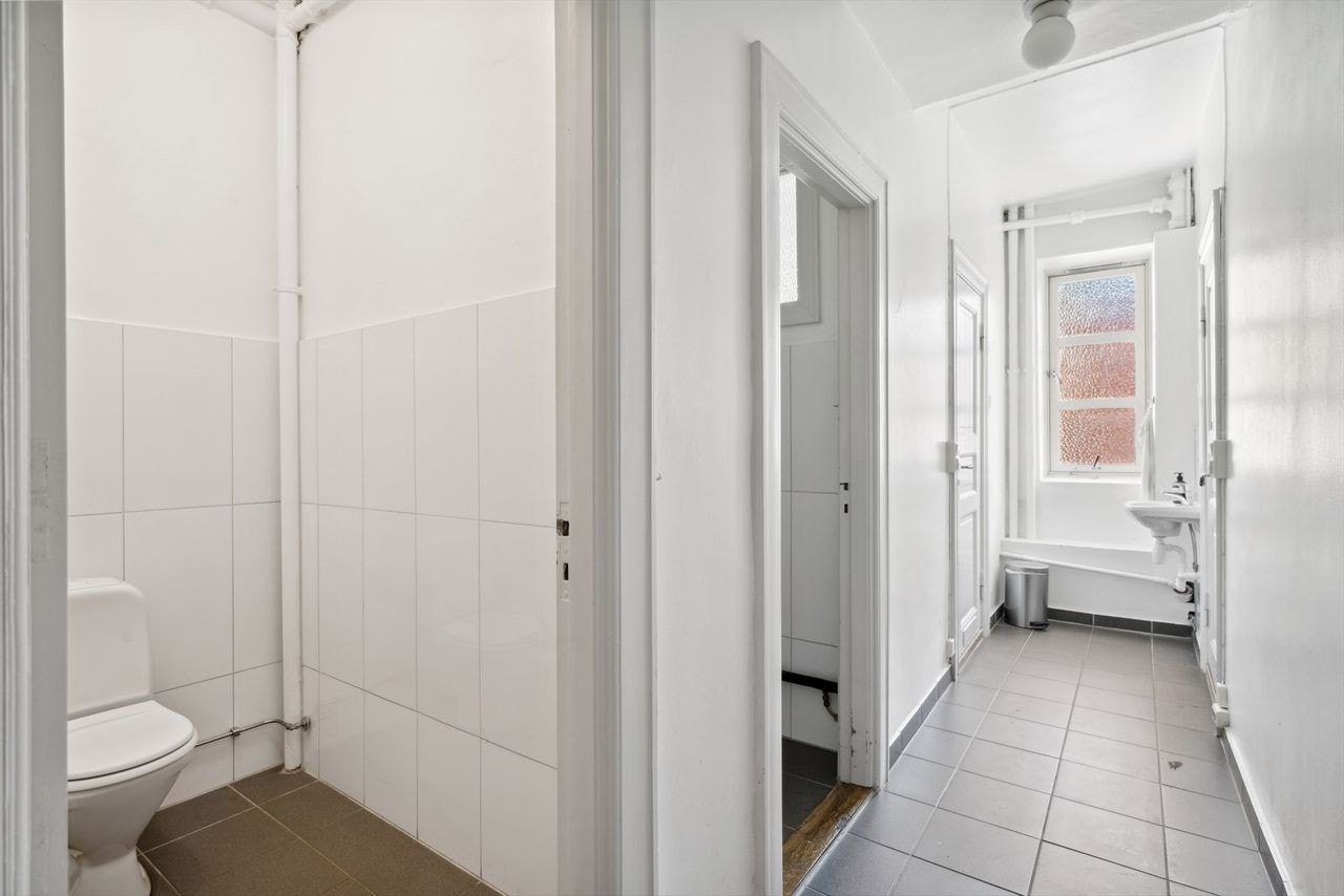 Et annet bilde av fellesbad. Der er det to toaletter og to dusjer, slik at det er god tilgang til sanitæranlegg Galleribilde