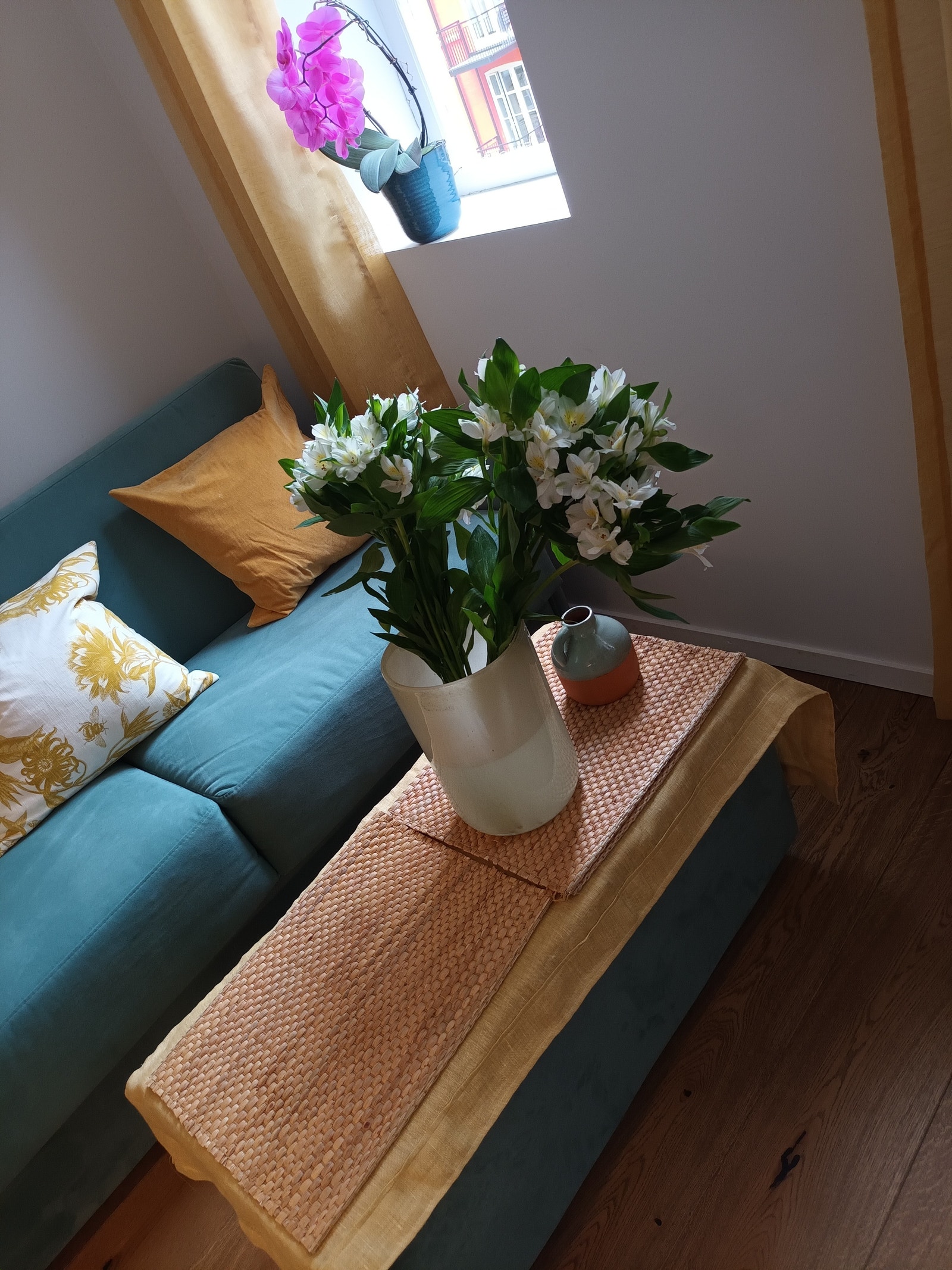 På dette bildet ser du altså min sovesofa (Hovden) med et hendig avlangt pallbord med oppbevaring, hvor du kan oppbevare pute/dyne Galleribilde