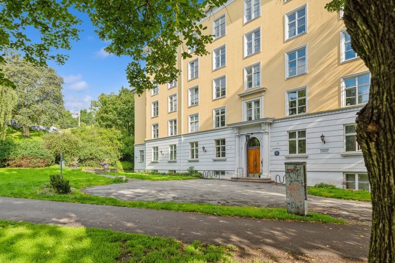 Bilde av utgangsfasaden. Bygget ligger i nær avstand til Fagerborg kirke og Stensparken Galleribilde