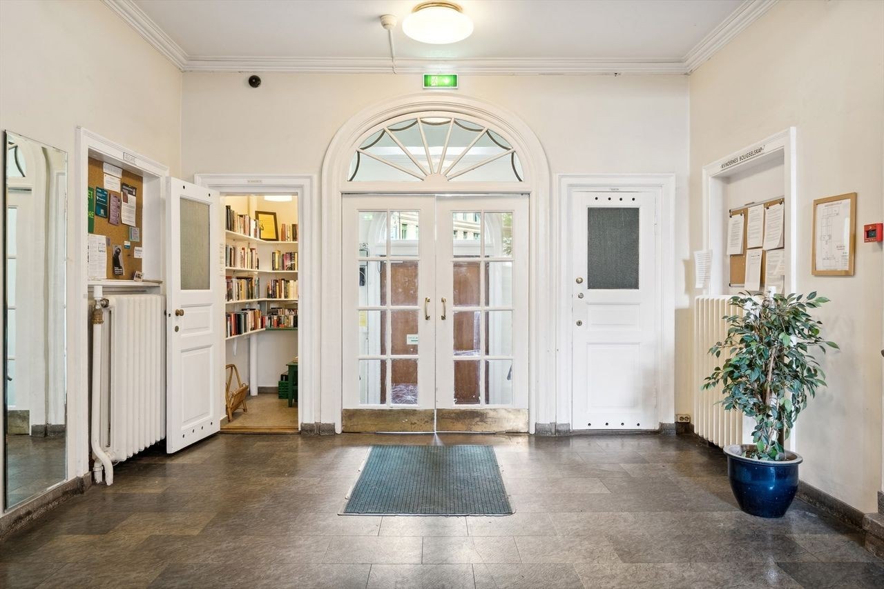 Inngangspartiet. Bygget har et historisk sus over seg og har til og med et eget bibliotek Galleribilde
