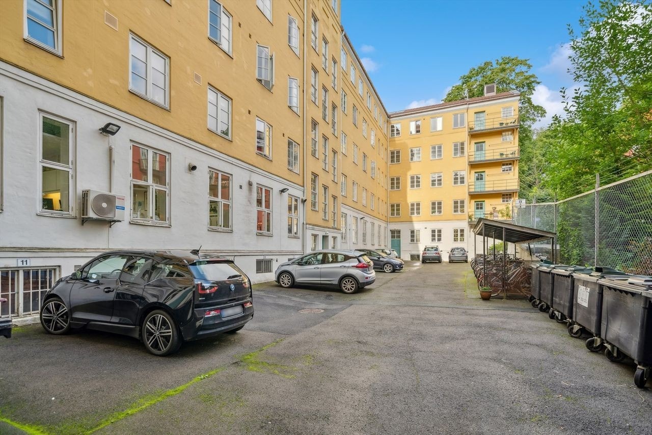 Sykkelparkering i låst bakgård. NB: Beboere med bil, kan søke om parkering i bakgården. Venteliste medfølger Galleribilde