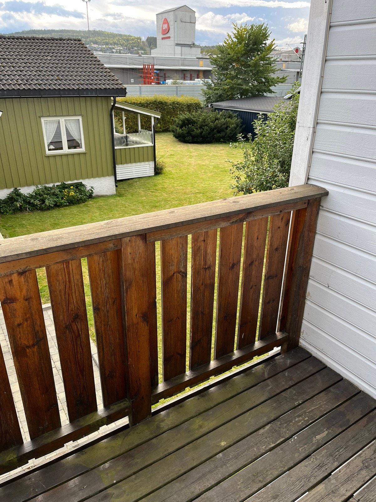 Egen liten veranda med plass til et bord og to stoler. Galleribilde