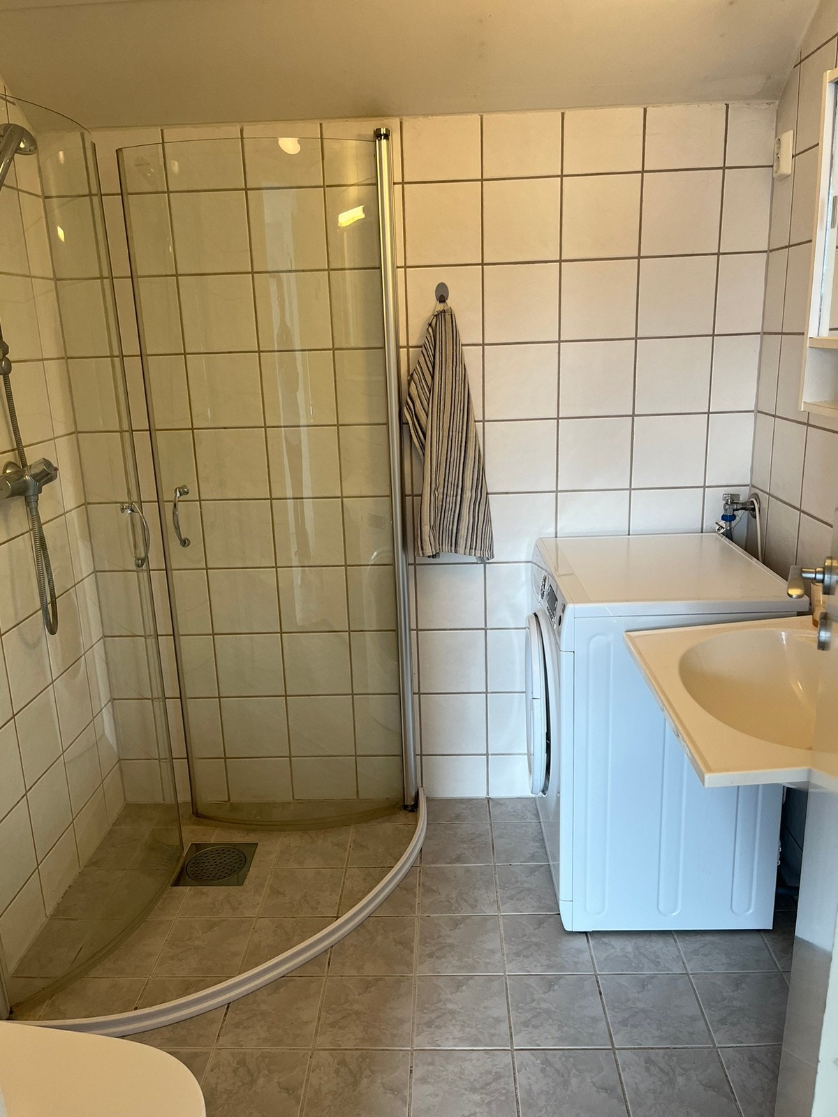 Bad med vaskemaskin. Galleribilde
