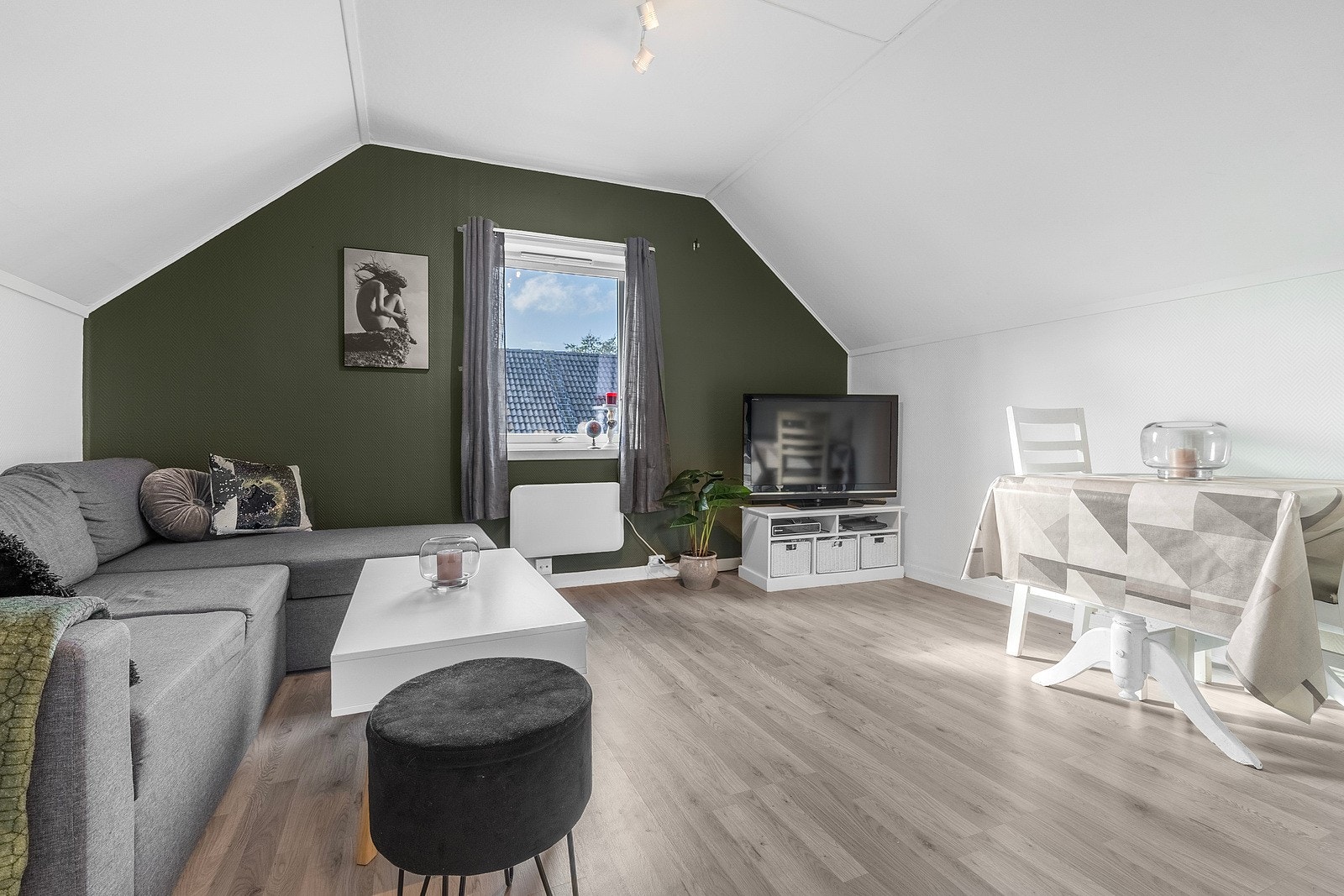 Innbydende stue med moderne farger Galleribilde