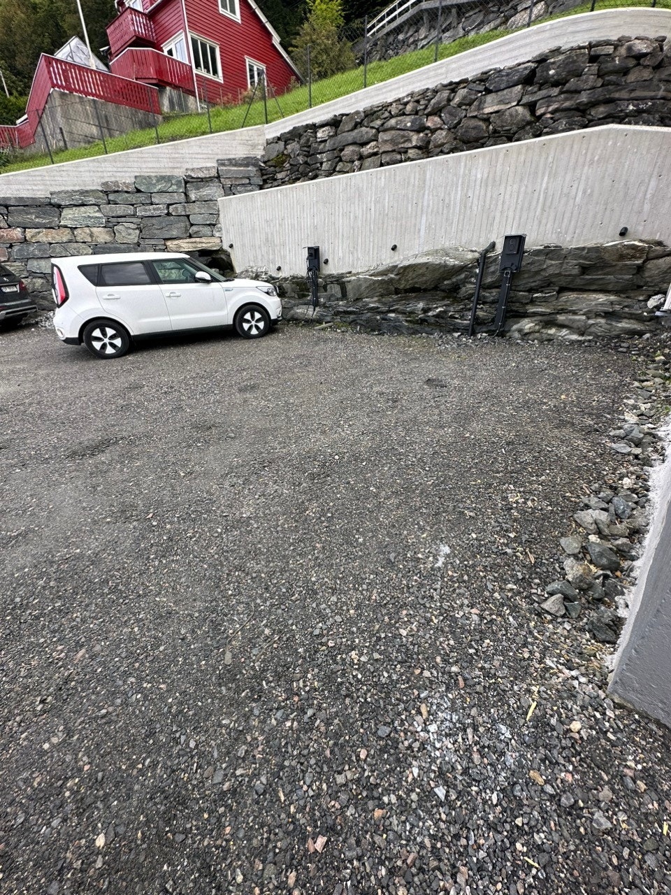 To parkeringsplasser med egen Zaptec billader Galleribilde