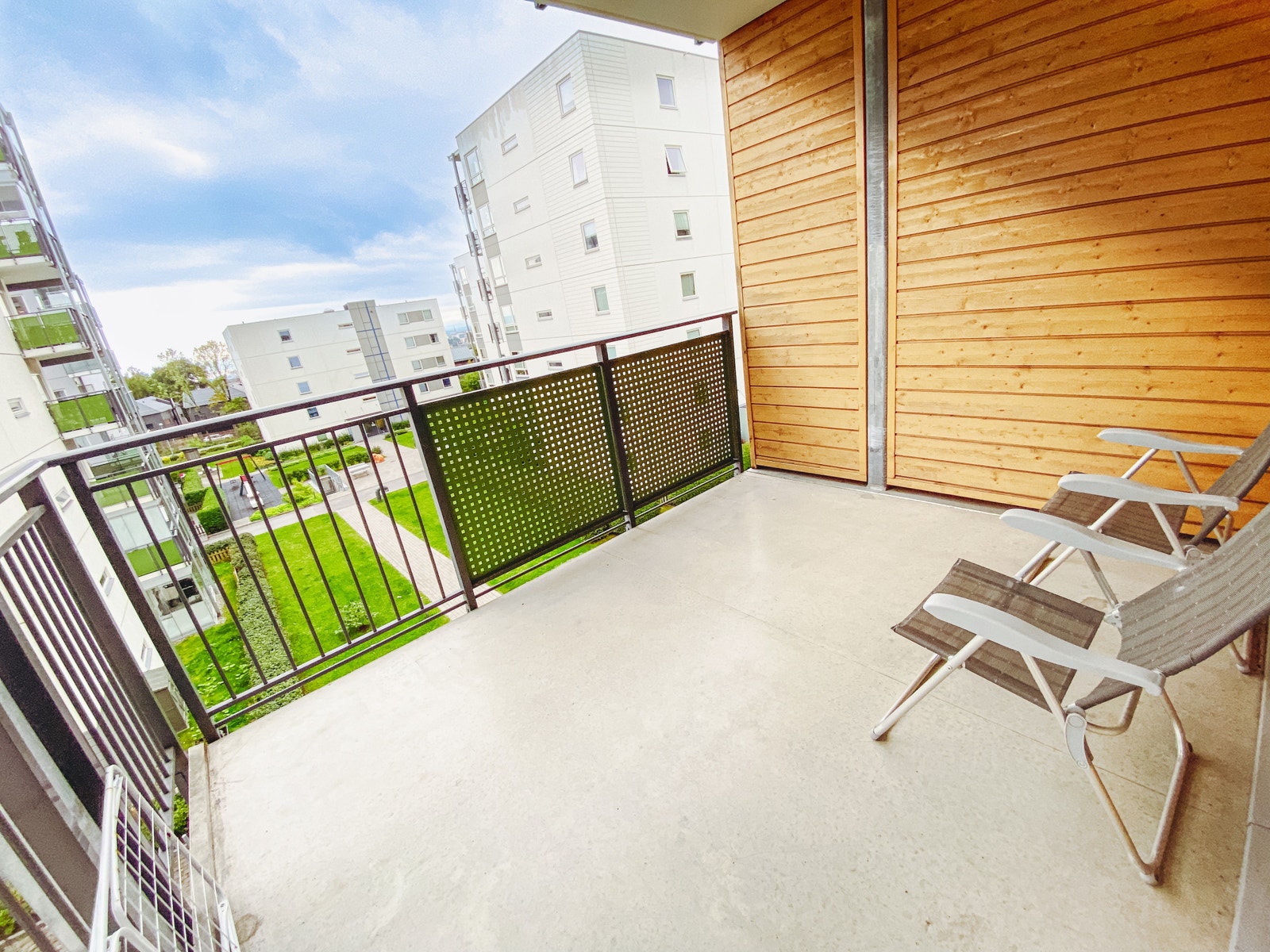 Stor sør-vestvendt solbalkong Galleribilde