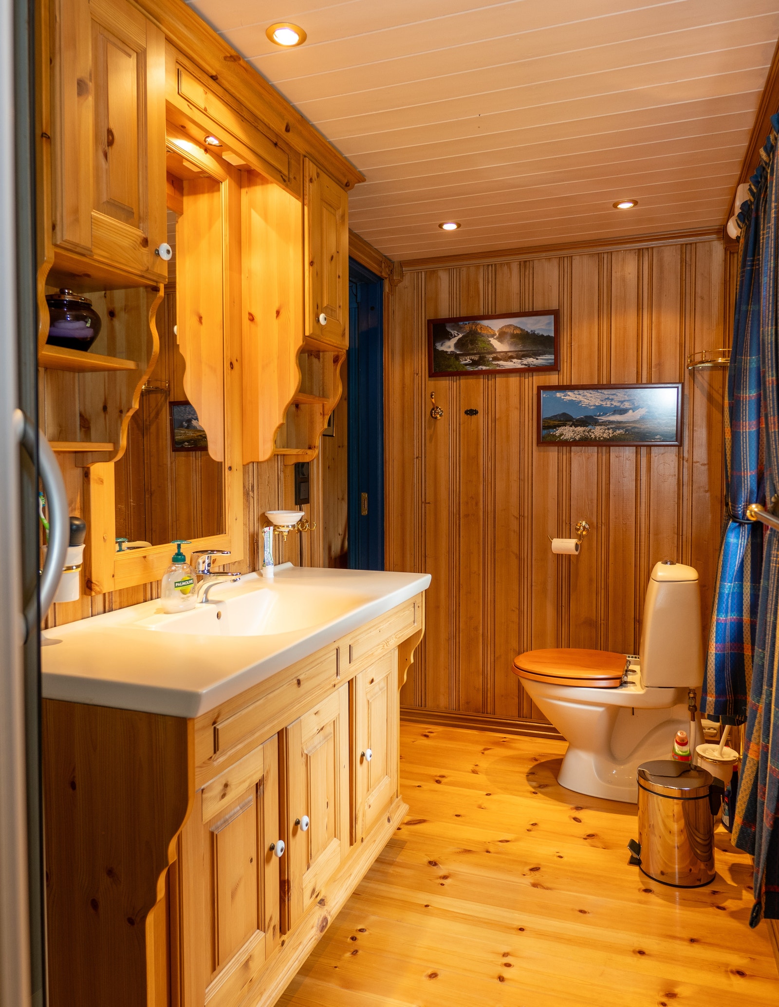 Bad med dusj og wc Galleribilde