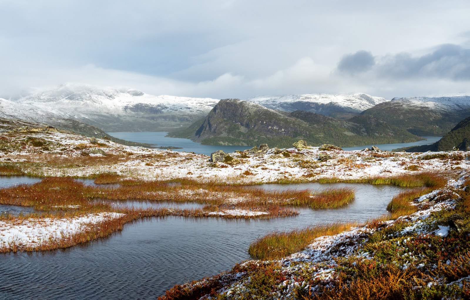 Opp på fjellet rett bak hytta - utsikt mot Bergsmulen og Nygardsvannet i vest - høst møter vinter Galleribilde