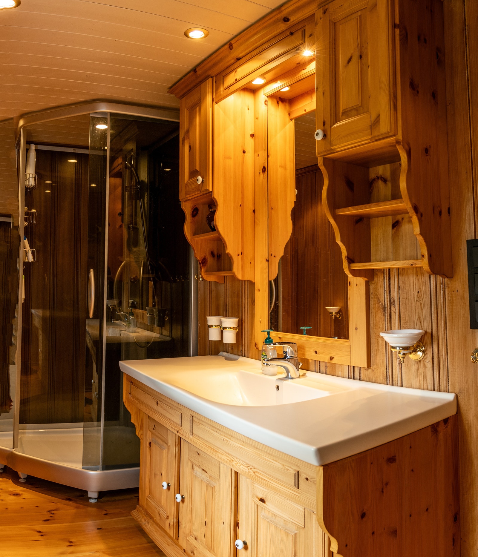 Bad med dusj og wc Galleribilde