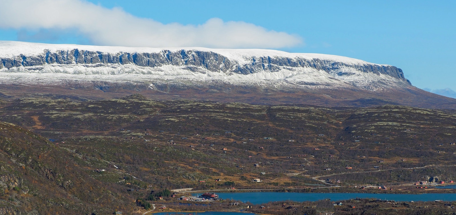Haugastøl stasjon og Haugastøl Turistsenter med Hallingskarvet i bakgrunnen Galleribilde