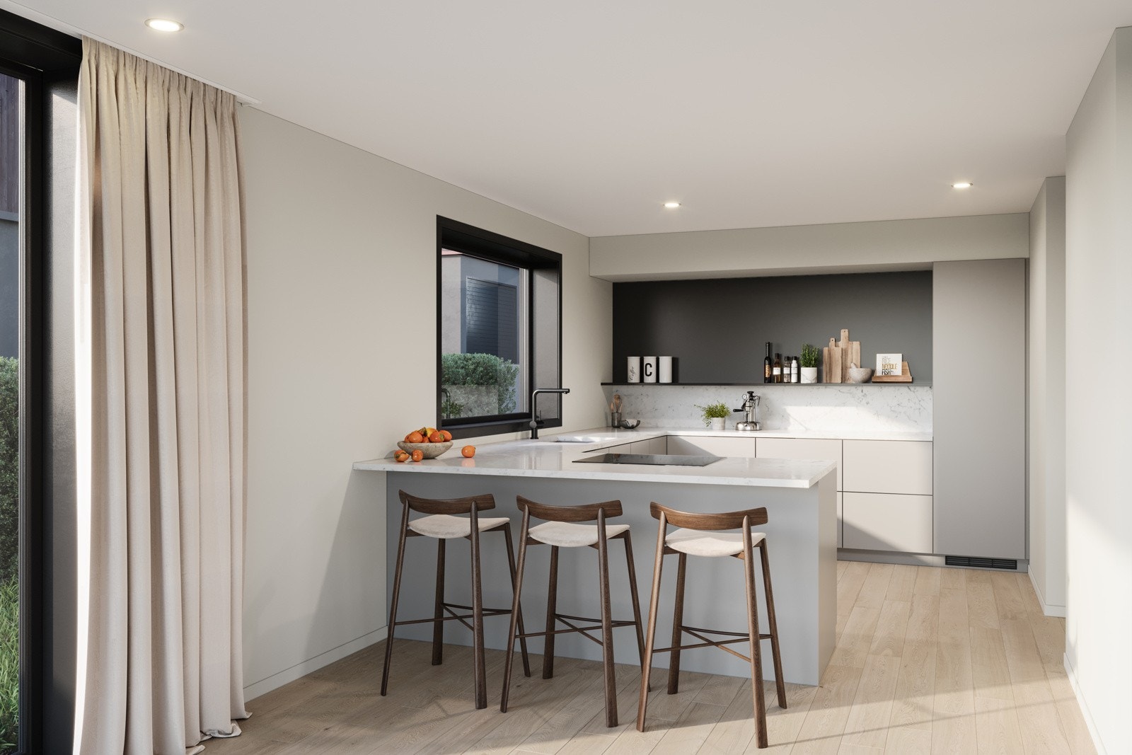 Kjøkkeninnredningen er levert fra Drømmekjøkkenet, i modellen Bistro Varmgrå, med glatte fronter og en lys, laminert benkeplate med sort oppvaskkum og blankt armatur Galleribilde