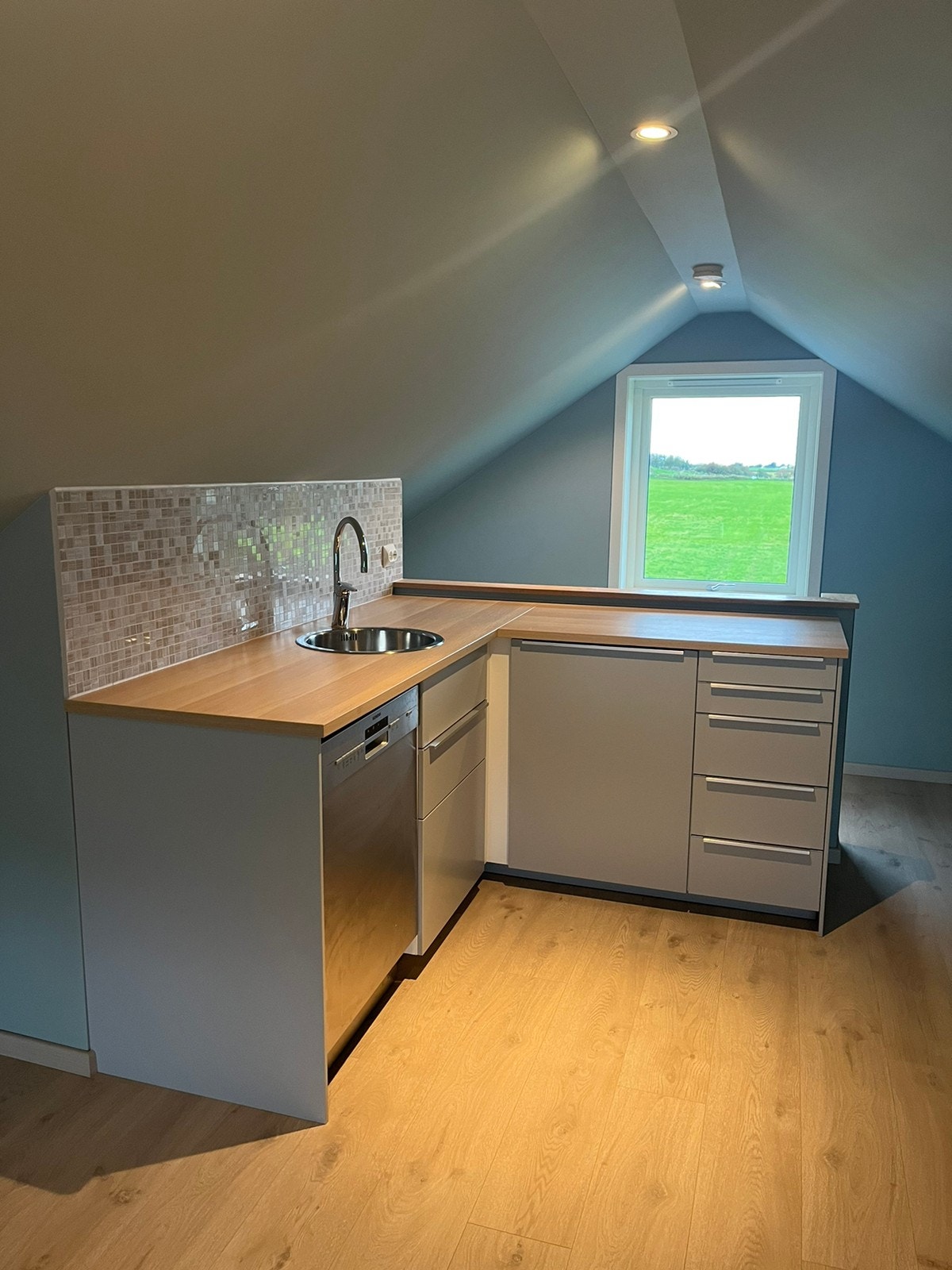 Oppholdsrom på loft med kjøkkenkrok Galleribilde