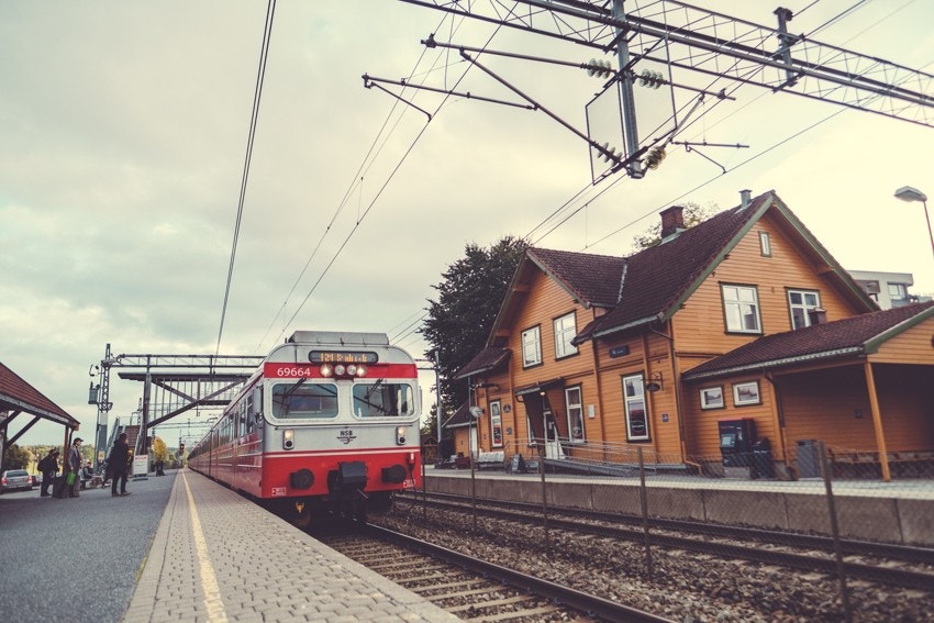 Togstasjonen i Ås. Herfra er det kun en kort tur til Ski stasjon, hvor reisen videre til Oslo kun tar 12 minutter med Follobanen. Galleribilde