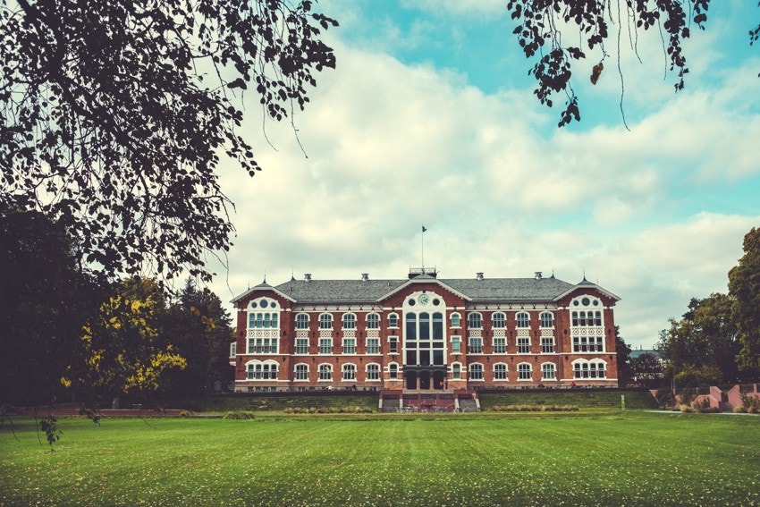 NMBU, Universitetet i Ås, et samlingspunkt og yndet arbeidsplass i regionen. Universitetet bidrar til livet i Ås med studenter og forskere fra hele verden. Galleribilde