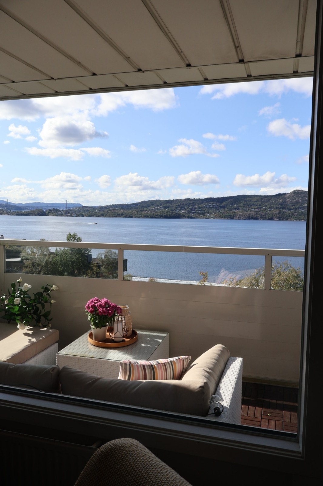Romslig overbygd veranda med gode solforhold Galleribilde