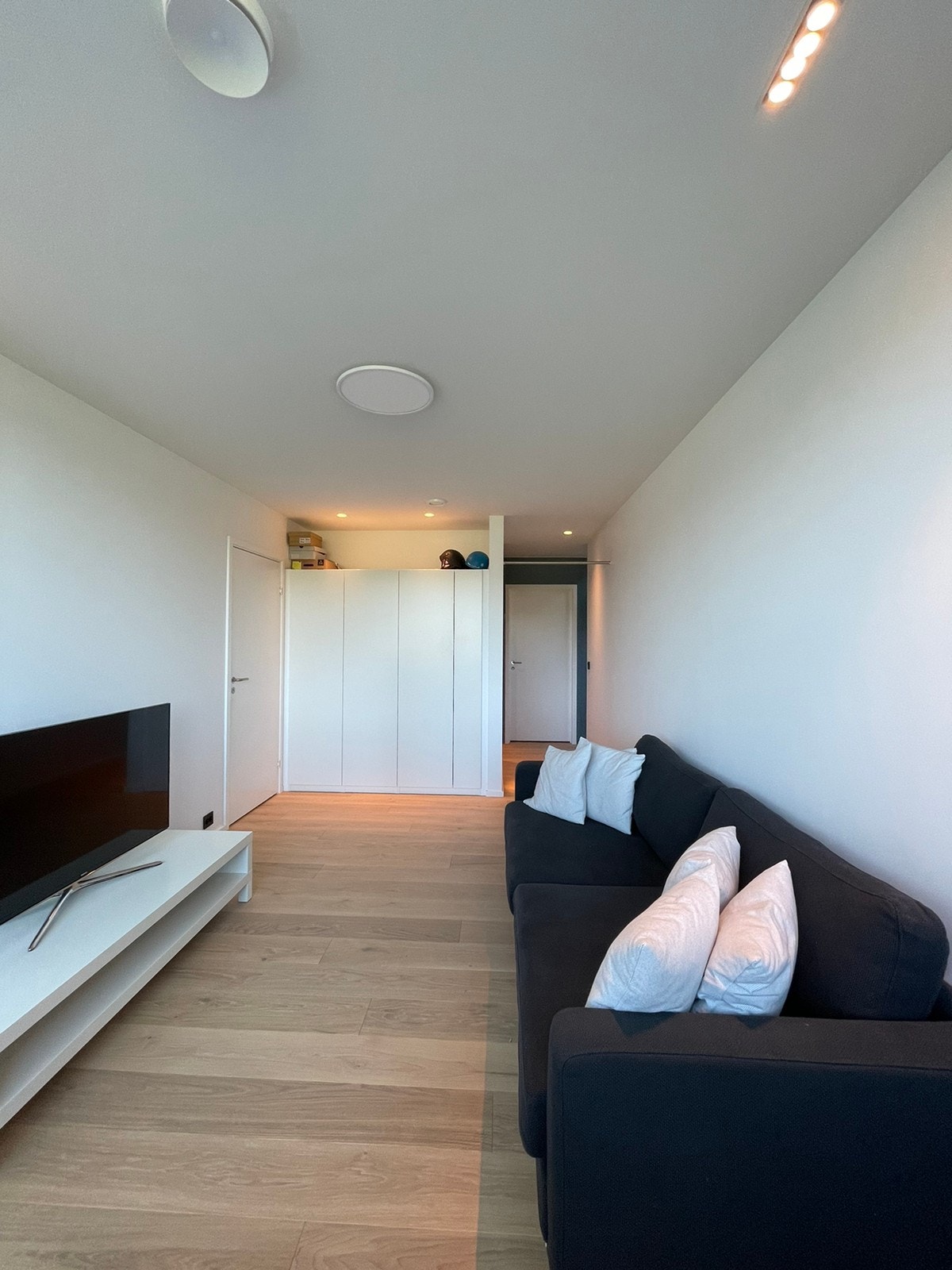 Stue/integrert kjøkken , sovesofa, kontorbord Galleribilde