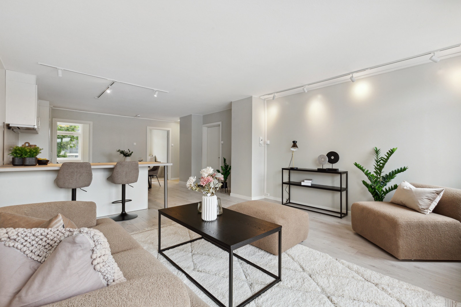 Leilighetens oppholdsrom er romslig og innbydende Galleribilde