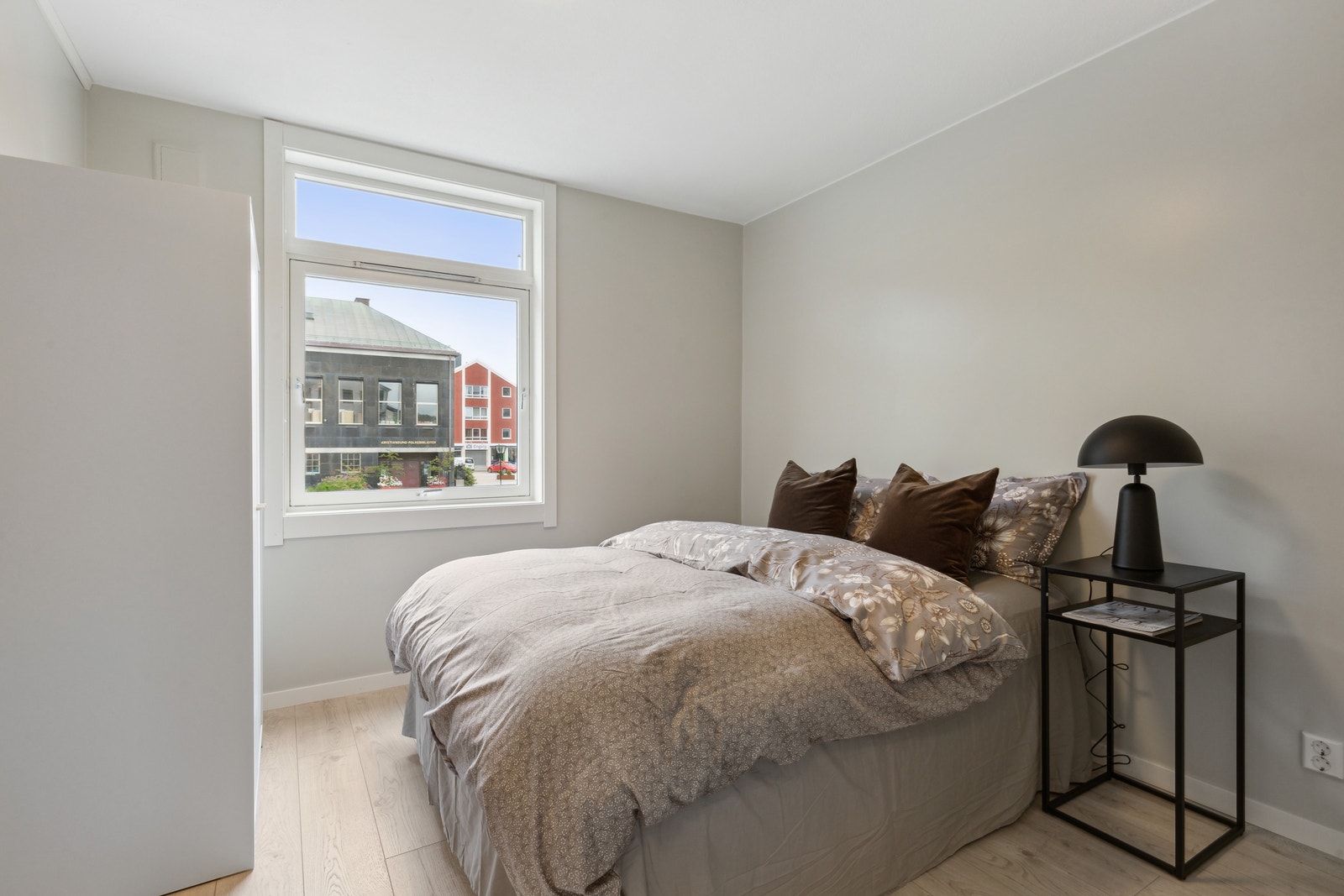Leilighetens største soverom - med god plass til en større dobbelseng Galleribilde