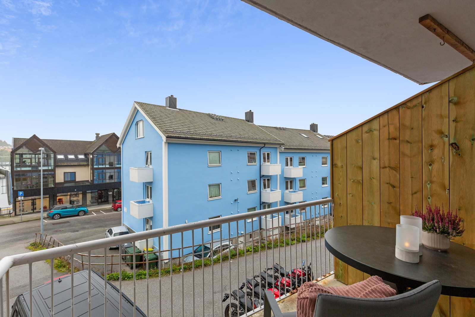 Leilighetens balkong - som en forlengelse av stuen på varme sommerdager Galleribilde