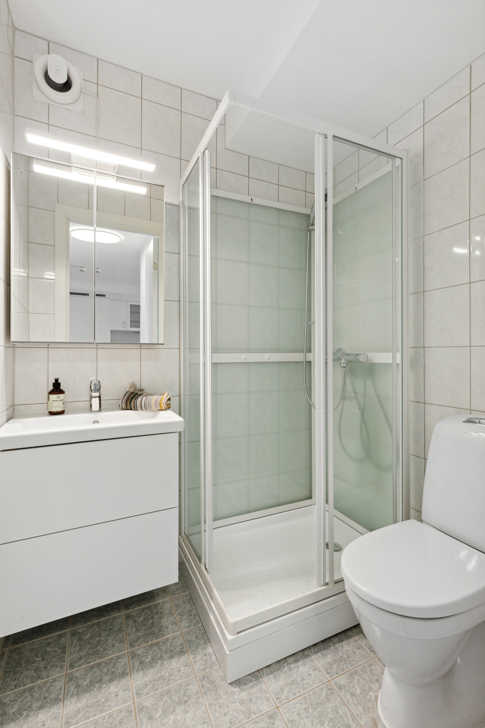 Leilighetens bad ligger vis a vis det største soverommet - Badet fraviker noe på planløsning med den som er ledig Galleribilde