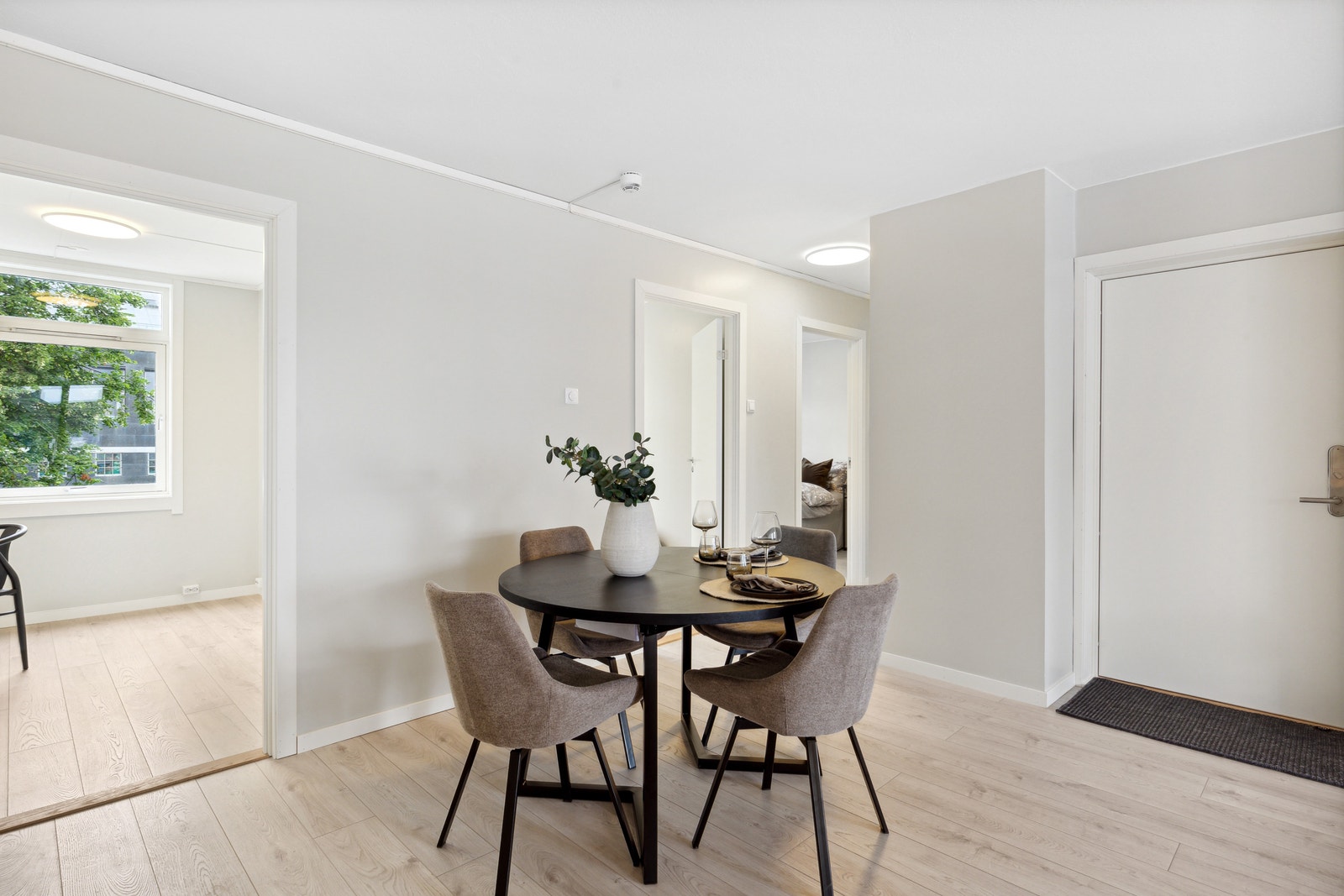 De tre dørene på bildet leder inn til leilighetens soverom Galleribilde