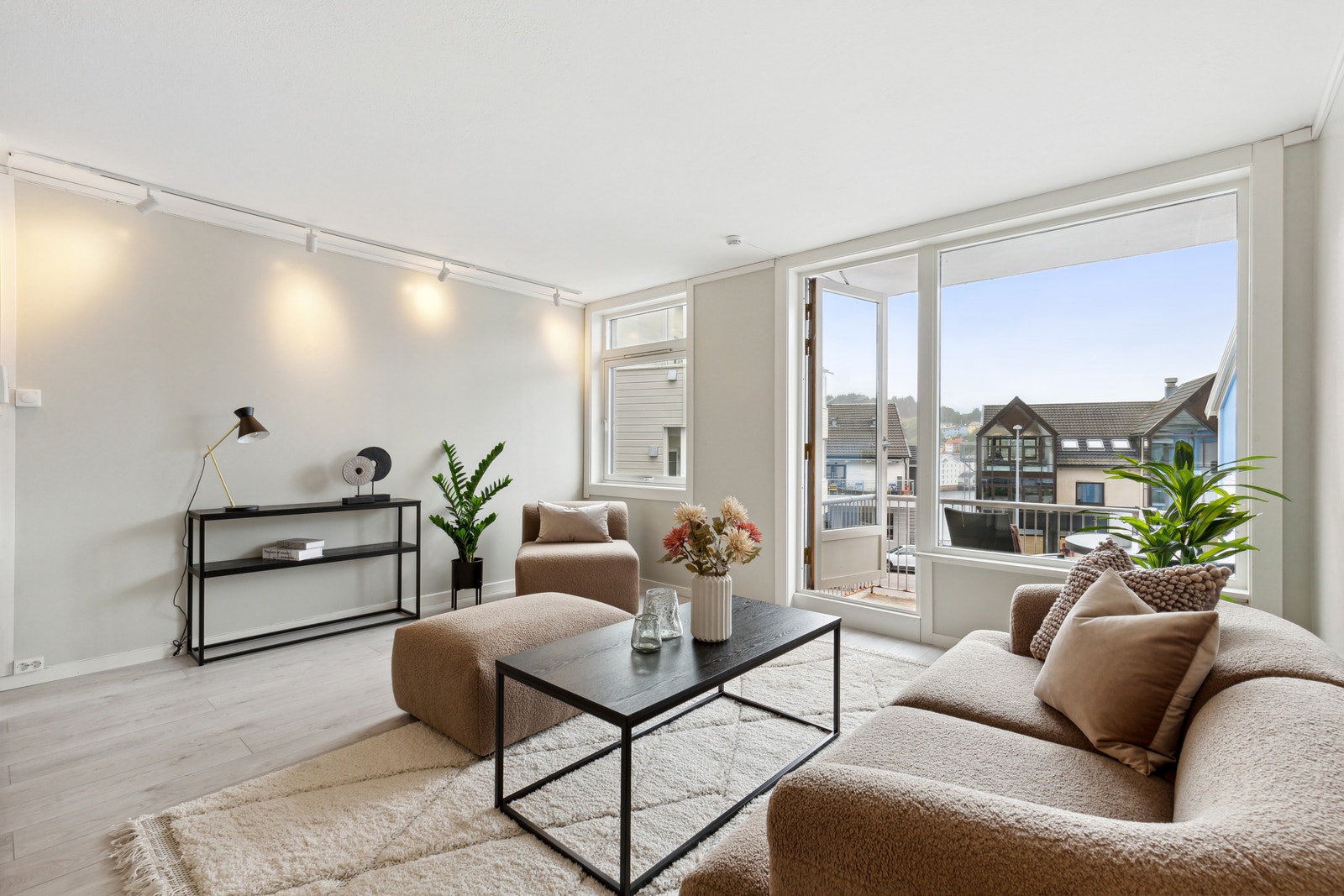 Mye naturlig lys kommer inn gjennom store vindusflater Galleribilde