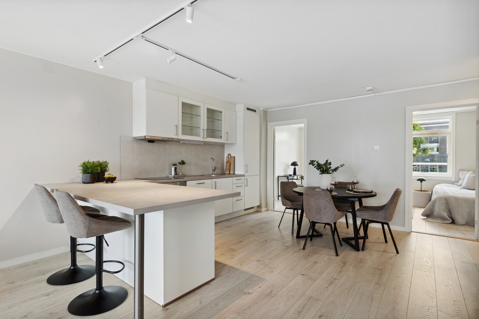 Leilighetens oppholdsrom innbyr til mye sosial hygge Galleribilde